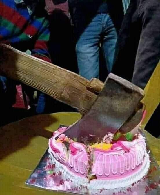 4 Momen Potong Kue Ini Tetap Seru Walau Tanpa Pisau